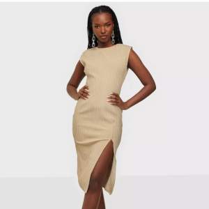 Superfin klänning med slits i ett ”rejält” och lyxigt material. Klänningen är oanvänd, köpt på Nelly för 479kr och är slutsåld. Priset kan diskuteras vid snabb affär!🌸