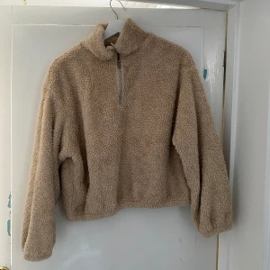 Fluffig tröja - Varm tröja, lite kroppad med resor längst ner