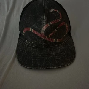 Gucci keps - Gucci keps storlek S Sliten men väldigt bra fortfarande  Gamla modellen så sitter väldigt runt och snyggt på huvudet 