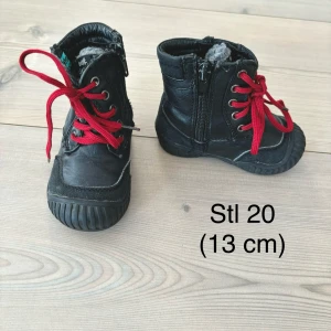 Tunna lätta vårskor  - Vår/höstsko, i använt men gott skick. Skinnsko.  Mäter 13 cm invändigt.  