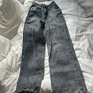 Jeans från ginatricot! Köpte för några år sedan dom är ganska urtvättade men fortfarande i bra skick! Dom är vidare i benen!❤️