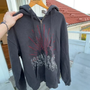 Abundant hoodie - En jättefin rhinestone zip hoodie från abundant brands köpt för typ 2/5 år sen men har inte kommit till användning på sistone, några rhinestones saknas men annars väldigt bra skick