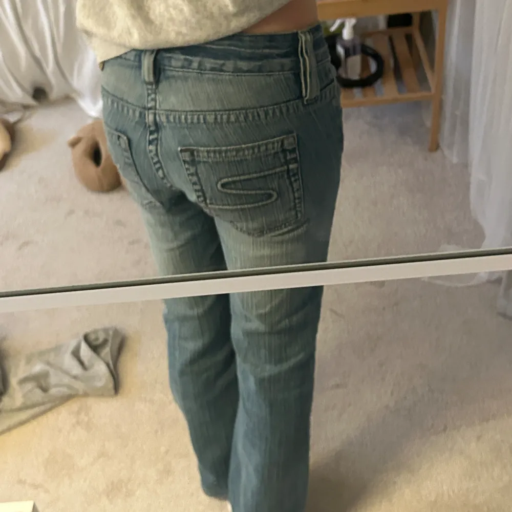 Sjuuukt snygga vintage jeans från Bikbok!🩷 (lägger upp igen!!) midjemått rakt över:36 cm, innerbenslängd:70cm men går att sprätta upp ungefär 4 cm!! 🩷. Jeans & Byxor.