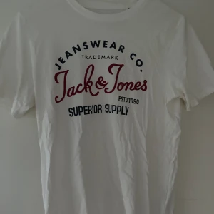 Tröja från jack&Jones  - Tröja som inte kommer till användning längre. Bra skick att 