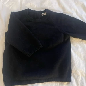 Stickad kortärmad zara - Favorit stickade tröjan från zara. Nästan inga defekter bara lite nopprig på vissa ställen💗💗
