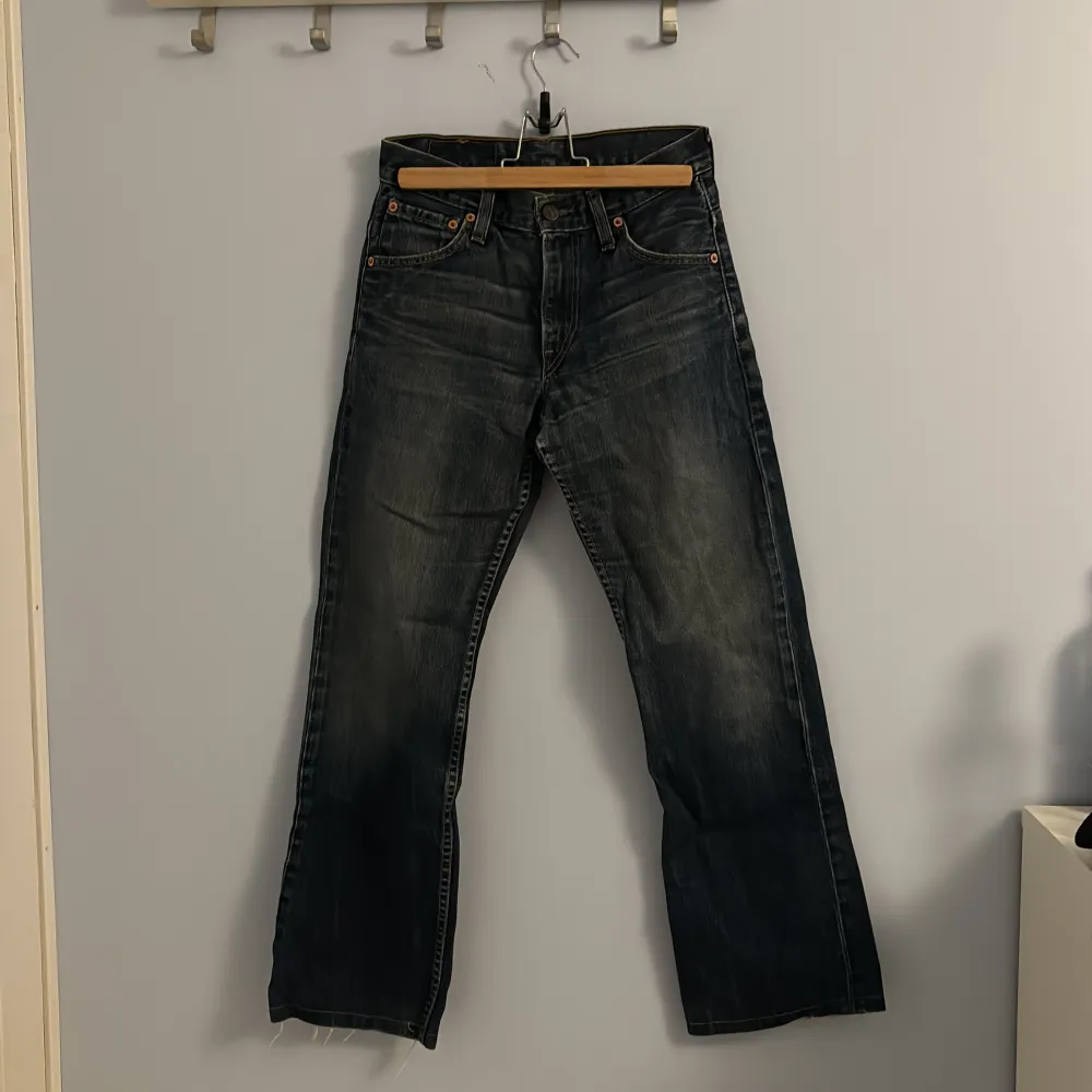 Skitsnygga Levi’s 507 jeans i en mörk blå färg💙 Köpta secondhand, men är i mycket bra skick. Uppsydda, innerbenslänhd: 70 cm. Prisförslag? . Jeans & Byxor.