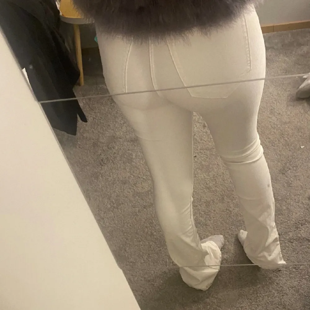 Vita jättefina högmidjade bootcut slits jeans ifrån zara. Kommer tyvörr inte till användning längre💕. Jeans & Byxor.