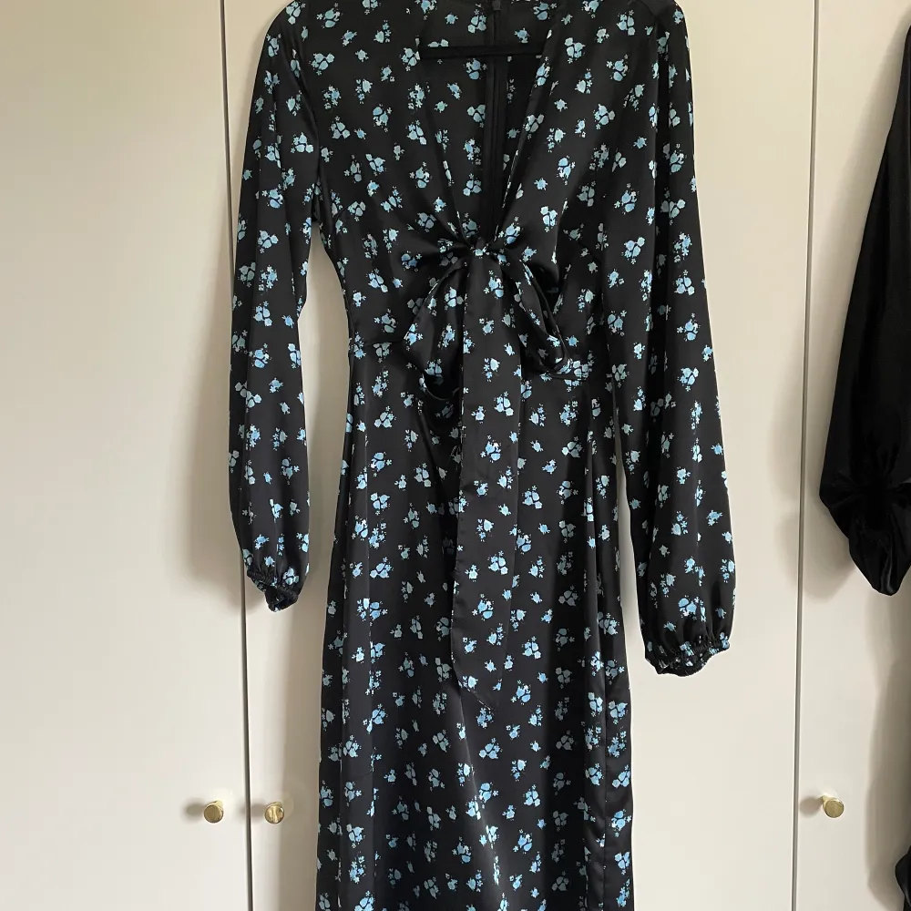 Medellång klänning från Gina tricot som är köpt förra sommaren. Aldrig använd men prislapp är ej kvar. I storlek 34.. Klänningar.