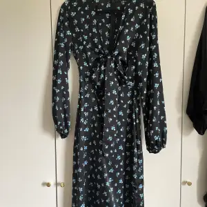 Medellång klänning från Gina tricot som är köpt förra sommaren. Aldrig använd men prislapp är ej kvar. I storlek 34.