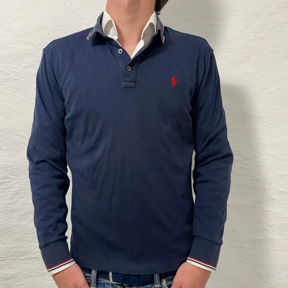 En as schysst långärmad piké från Ralph lauren. Storlek M och modellen på bilden är ca 183 cm, och den passar mindre. Fint skick. nypris 1499, köp för endast 349kr.  . Tröjor & Koftor.