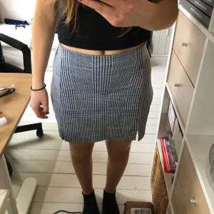 Kjol - Använd en gång förra sommaren 🥰 Storlek M men passar fler eftersom det är resår i midjan 🤍