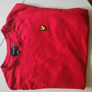 Röd lyle&scott t-shirt i storlek för 14-15 years. Storlek som xl i junior. T-shirt är använd men felfri. Bra kvalite.