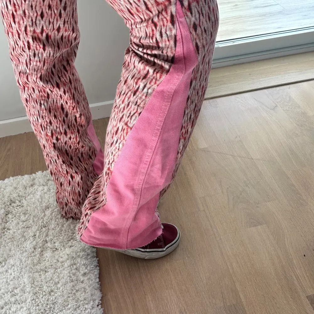 Rödrosa Lee jeans med rosa kil. Storlek: S, Midjemått: 38 cm innerbenslängd: 79 cm.  Modellen på bilden: 160 cm. Jeans & Byxor.