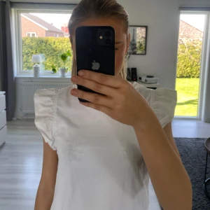 Topp med volang  - En jätte sör topp med volang från mango i storlek S! Använd några gånger men i gott skick och inga märken eller liknande! 💞☺️ Hör av dig vid intresse eller mer information/bilder 