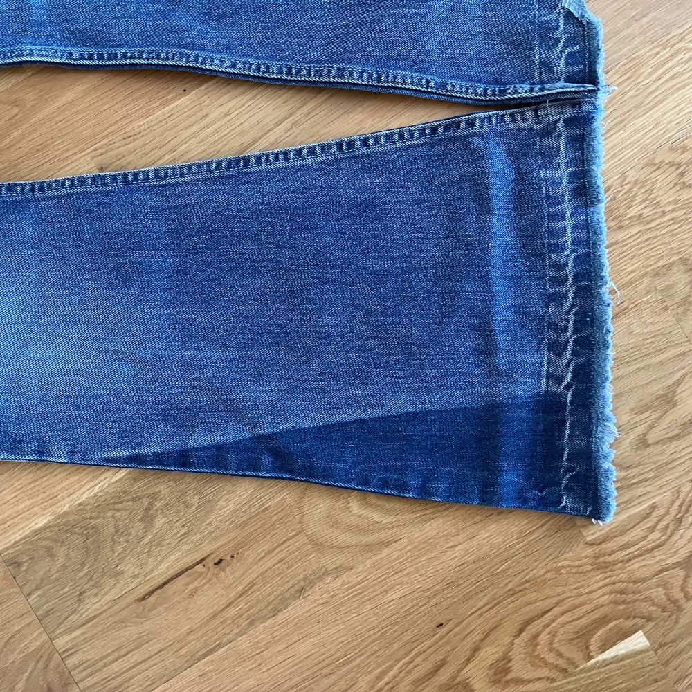 Lågmidjade bootcut jeans köpta second hand, tyvärr för små för mig. . Jeans & Byxor.