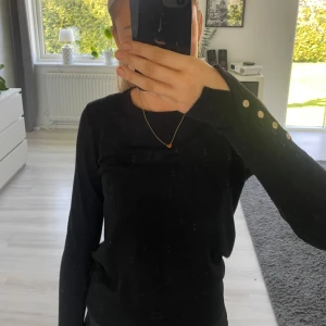 Svart zara tröja  - Super fin tröja från ZARA i storlek S med slits och knappt vid ärmarna! Använd fåtal gånger och säljer pgr av att den börjar bli för liten! ☺️ I bra skick och hör av dig vid mer bilder osv 💞
