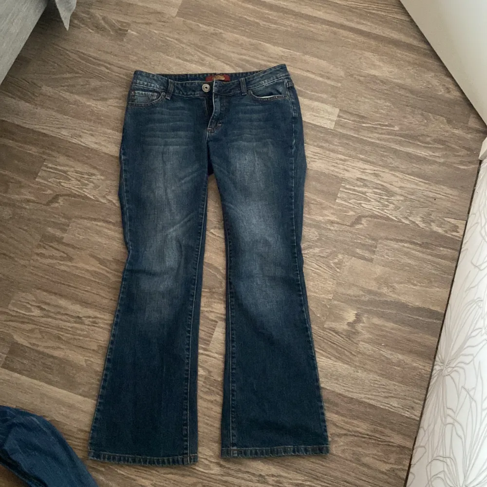 00 tals Lågmidjade jeans, köpt second hand men aldrig använt själv. Passar mig som är runt 171. Jeans & Byxor.