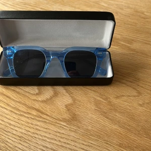 Nya svinbilliga Allcap1 Solglasögon - Helt nya solglasögon. Modell: Allcap1 Blue Shades Påse till glasögonen, fodral & putsduk följer med. Skickades från allcap1 till mig 14 april som man ser inringat i blått på den tredje bilden. Nypris 500kr Köparen står för frakten om de behöver skickas.