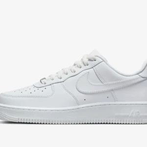 Air force 1 - Fick dem i födelsedags present, endast testade då de var förstora, hör av dig om du har några i 38 och är öppen för byten💕