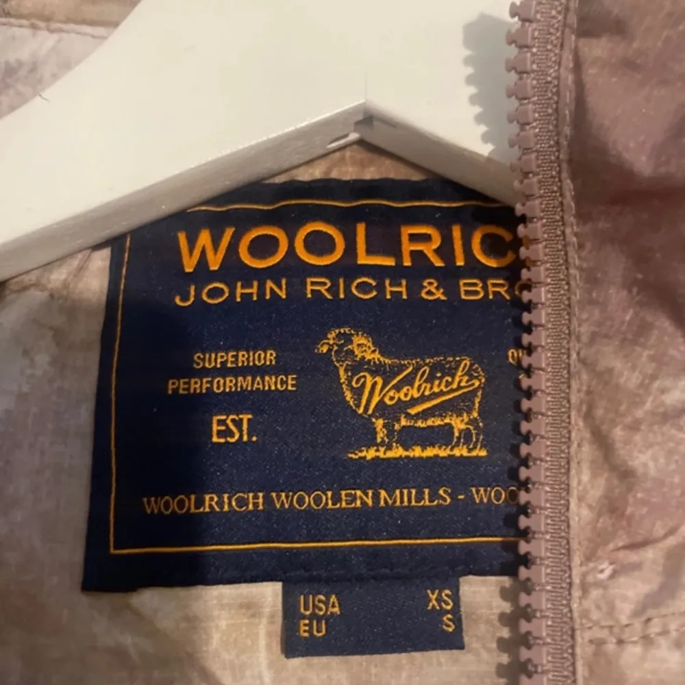 säljer denna woolrich jacka som är i perfekt skick! Materialet är väldigt tunt och kommer då funka för sommaren!. Jackor.