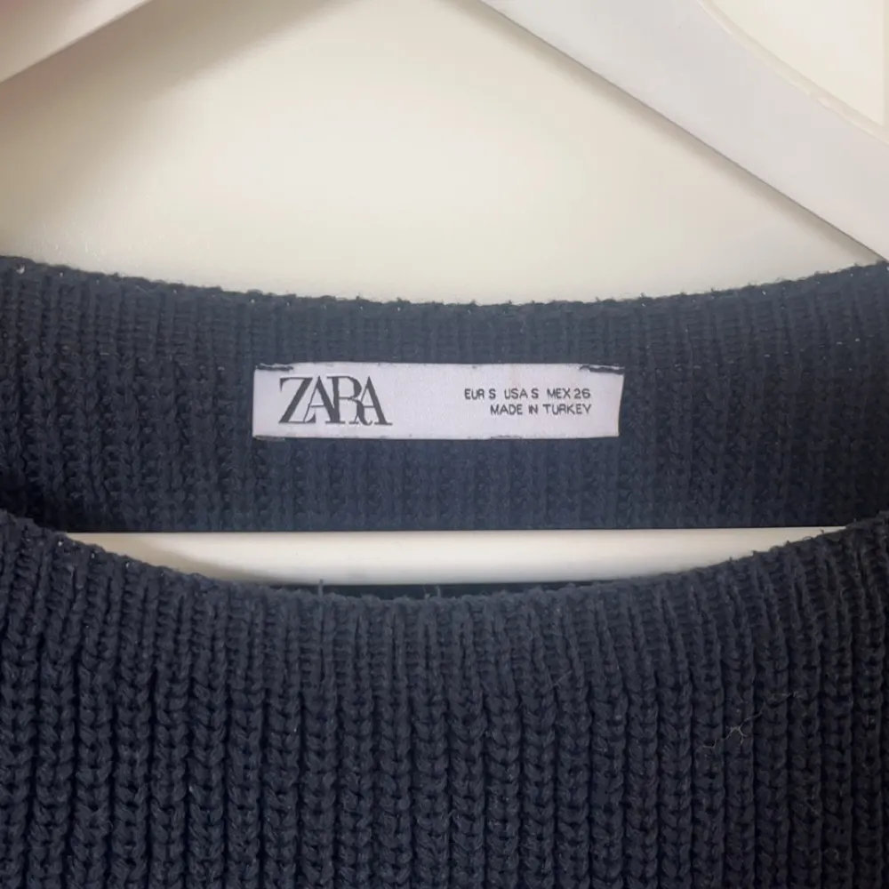 Säljer denna supfina tröja från Zara! Den är använd ett fåtal gånger och har inga defekter💗 Är i strlk S och för fler bilder eller frågor skriv privat!🙌🏼. Stickat.