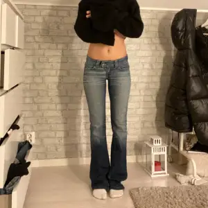 Skit snygga lågmidjade jeans från ONLY i storlek 36/34 enligt jeansen men passar XS-S. Jag är 1.62 cm lång🩷 bra skick💕 midja rakt över: 38 cm, Innerben: 82cm, lårbredd: 23 rakt över💕FINNS KVAR!