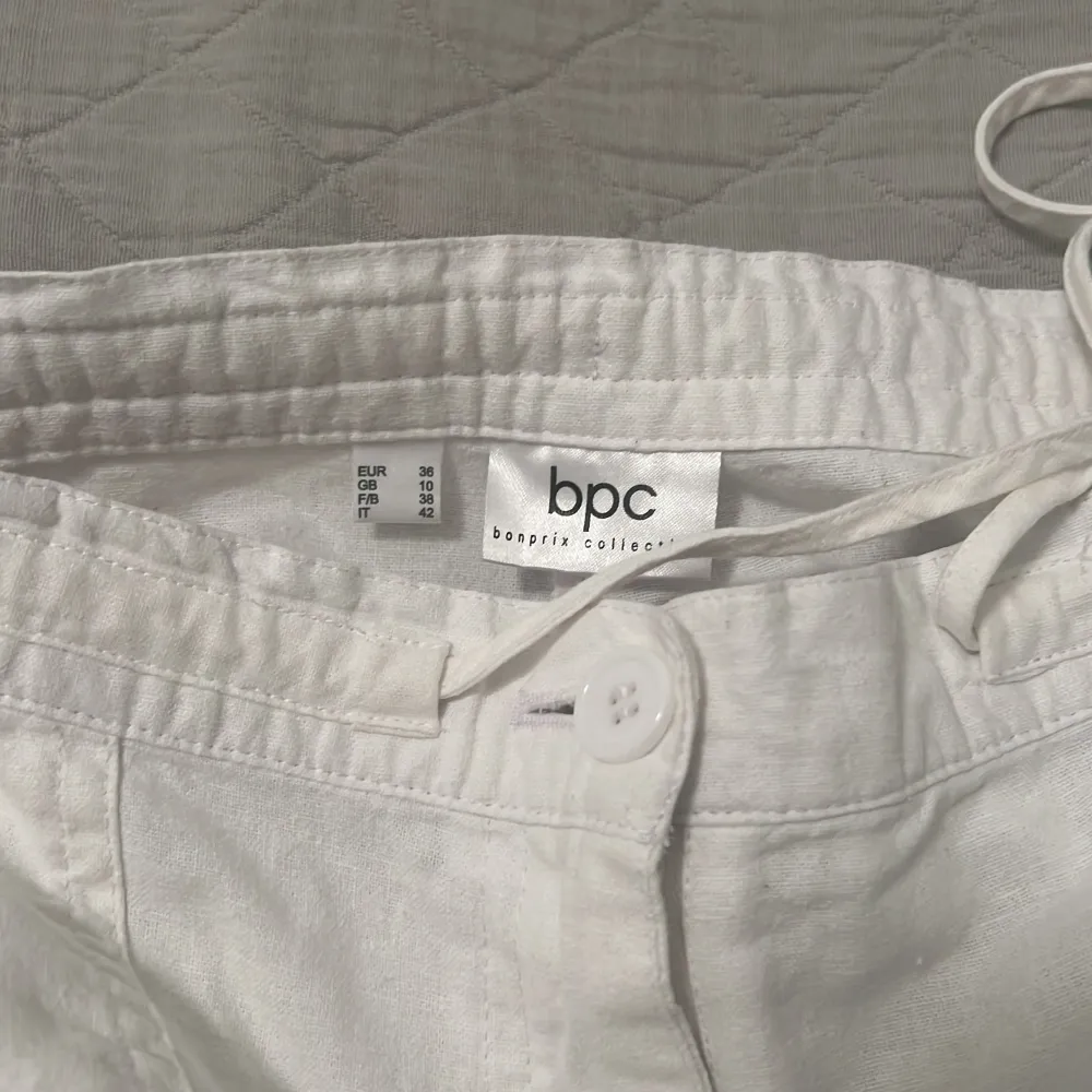 Jättefina vita linnebyxor från bonprix! Säljer då de tyvärr inte passar längre. Inga defekter, som nya! (Första bilden är lånad). Jeans & Byxor.
