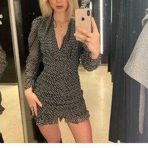 Ny klänning (slutsåld) - Säljer världens finaste klänning! Från Zara! Passformen är helt fantastiskt smickrande Endast använd en gång så finns inga tecken på slitage.   Säljer därför att den tyvärr är lite för kort för min smak, men i övrigt är den helt perfekt. NYPRIS: 599