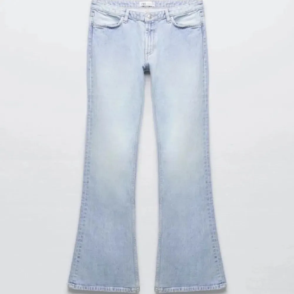 Jätte snygga slutsålda jeans från zara, men köpta här på plick. det är för små för mig och tyckte de satt konstigt på mig. Bra skick, Lånade bilder!!!. Jeans & Byxor.