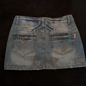 y2k vintage 2000s jeans kjol - Super snygg mini jeans kjol köpt second hand. Aldrig använt själv pga att den är för liten. Men i jättebra skick!