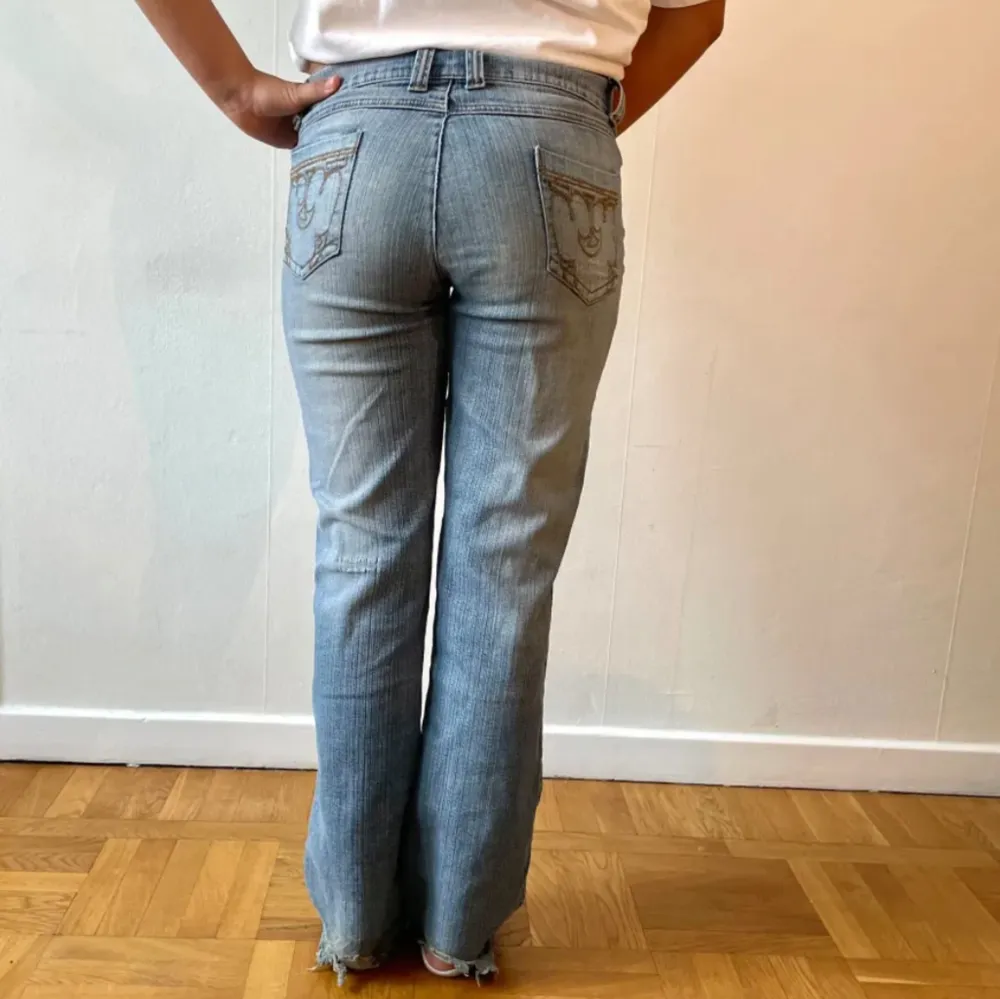 Jättesnygga jeans, är i storlek S och har midjemått på 39 cm rakt över 🥰bilderna är lånade från förra ägaren. Jeans & Byxor.