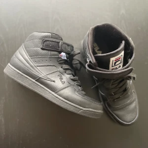 Svarta sneakers rån Fila - Inte använda så mycket. Fint skick! Det satt en namnlapp i dom som tog med sig storlekstrycket när jag drog bort den, men de är storlek 37. 