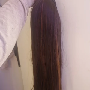 Peruk värmetålig med hårband - Perfekta peruken för dig som vill undvika lim och hårförlängningar som sliter på håret. 60 cm finns i fler färger även lockiga och blonda