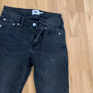 Jeans  - Svarta Jens från lager 157  Osäker på stl men liknar 140 
