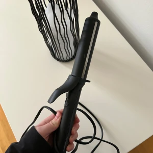 Locktång GHD - Funkar perfekt. Har dock knäckt av (med flit) den silvriga metallgrejen på som fångar upp håret, för att enklare locka sig utan att den är i vägen.