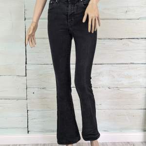 Svarta byxor från H&M, mini flare, hög midja, storlek 30/32, stretch. Skönt mjuka och elastiska.  Ofta använd, oregelbunden färg, begagnad look.