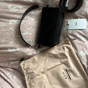 Shoulder leather bag  Nypris. 4799kr