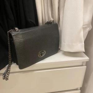 Svart väska  - Svart väska med silver detaljer❣️säljer då jag har likande så denna kommer inte till användning! Knappt använd så i bra skick😍