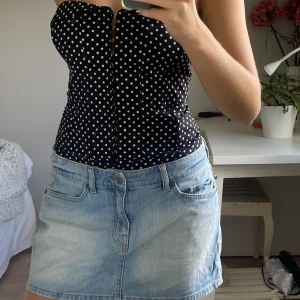 Jeanskjol ljusblå - Så fin lågmidjad jeanskjol!! Kjolen är i nyskick. Passar perfekt till sommaren och till så många outfits!  Följ för liknande kjolar inom kort🤍