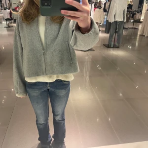 Vår jacka - Jätte snygg vår jacka!💖 står st L i den men passar bra på mig som brukar använda st S/M. Tror att den är slutsåld så eftertraktad!💖 använd fåtal gånger! Säljer flera snygga vår jackor!