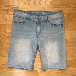 Ljusblå shorts - Säljer mina fina, ljusblå, långa shorts från Lindex i storlek 36. De går att vika upp om man föredrar det. Shortsen är i använt skick men utan slitningar, missfärgningar eller liknande.  Midja: mid waist Hör gärna av dig vid frågor/intresse!😇