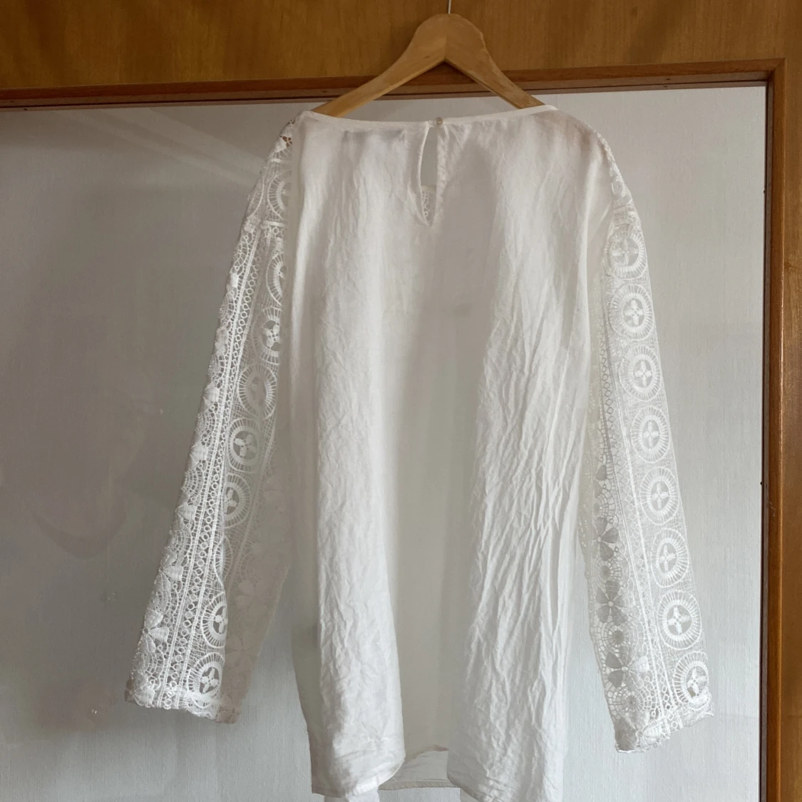 Fin blus med spets. - 92