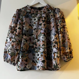 Blommig blus - Blommig blus som är använd väldigt få gånger 
