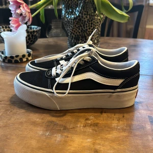 Svarta vans med platå 36 - Toppskick, använda fåtal gånger.  Storlek 36 