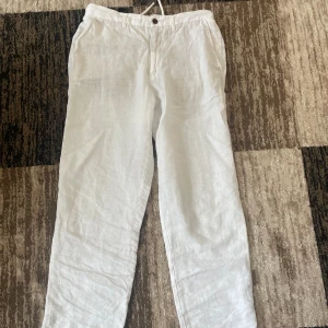 Linnebyxor  - Hej säljer mina linnebyxor som har använt i 1 månad förra sommaren. Säljer dem nu för dem inte sitter lika bra på mig!  Storlek är true to size  Pris kan diskuteras 