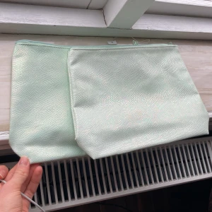 Smink väska -  jättefina helt nya skimmriga turkosa liknande necessärer jag inte använder. Taggen sitter kvar! Man får plats med jättemycket idag och kan ha allt från smink till hudvård i den.  70kr/st 