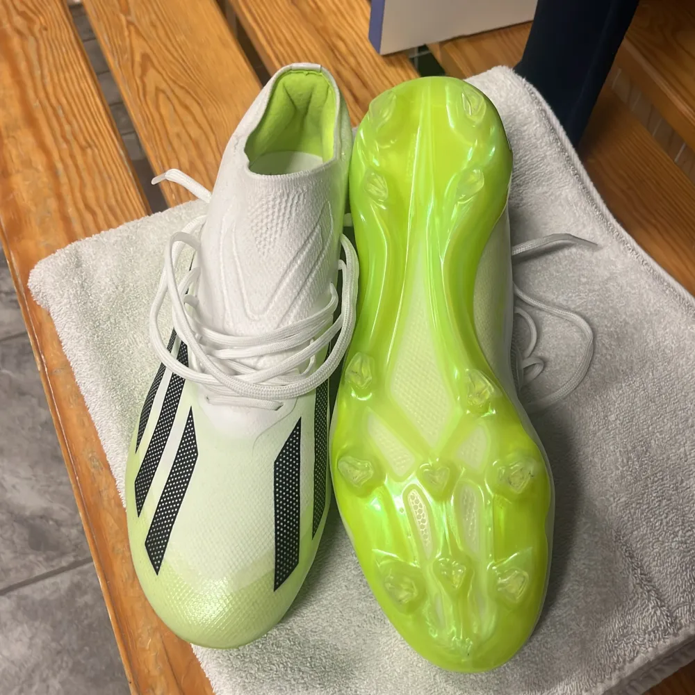 Säljer dessa snygga adidas fotbollsskor då det var fel storlek. Aldrig använda förutom 1 gång när jag testade dem. Hör gärna av er om ni har frågor!😁 Nypris 2799kr. Kengät.