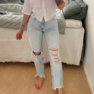Slita jeans  - Slitna jeans från Bershka, aldrig använda pga felköp. Storlek 32