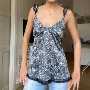 Satin linne - Så sjukt fint blommigt linne i satin material💓