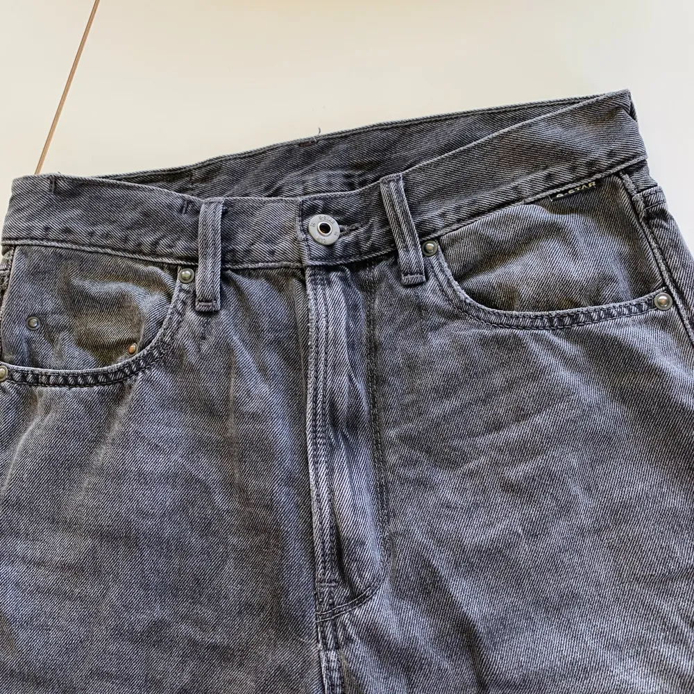 Säljer dessa jeansen från gstar raw, skicket är utmärkt inga defekter. Disclaimer för alla grischare, de är rätt vida i benen alltså inte så grisch. Kom privat vid frågor. Jeans & Byxor.